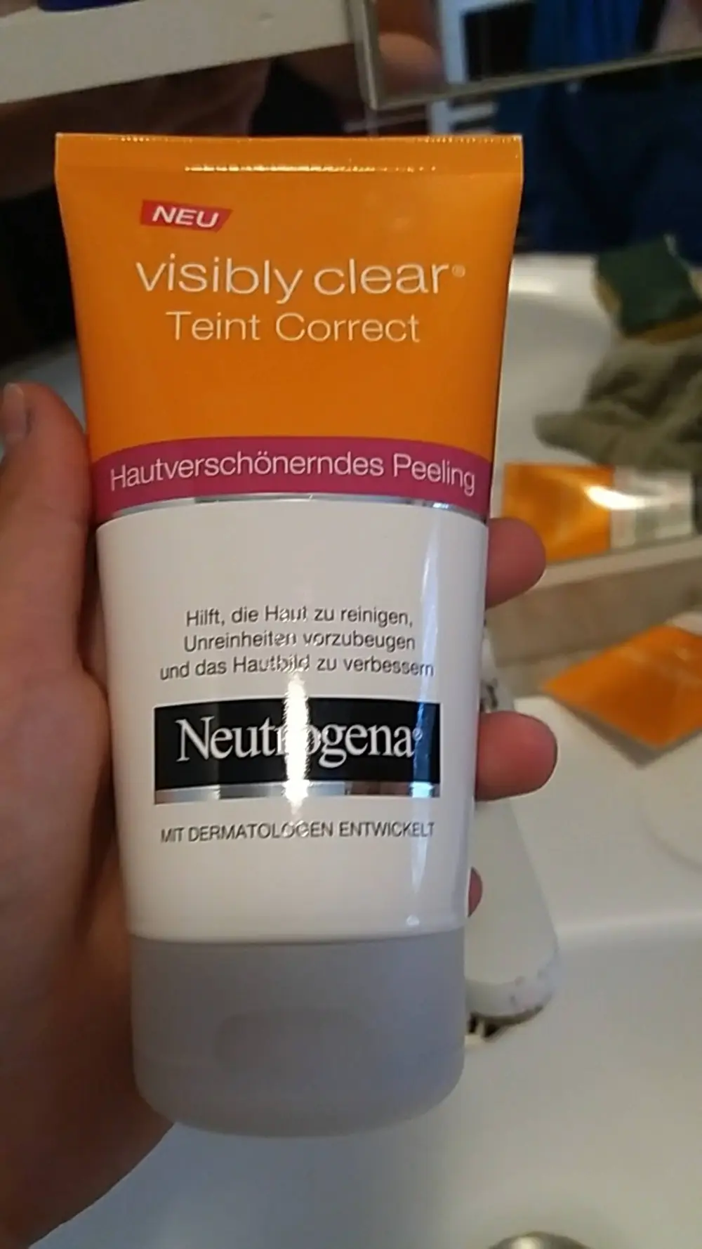 NEUTROGENA - Visibly clear teint correct - Hautverschönerndes peeling