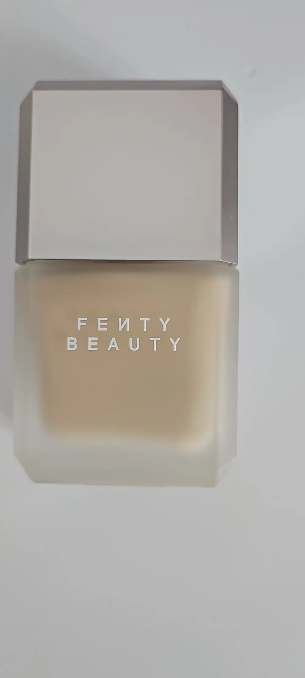 FENTY BEAUTY - Fondotinta a lunga durata