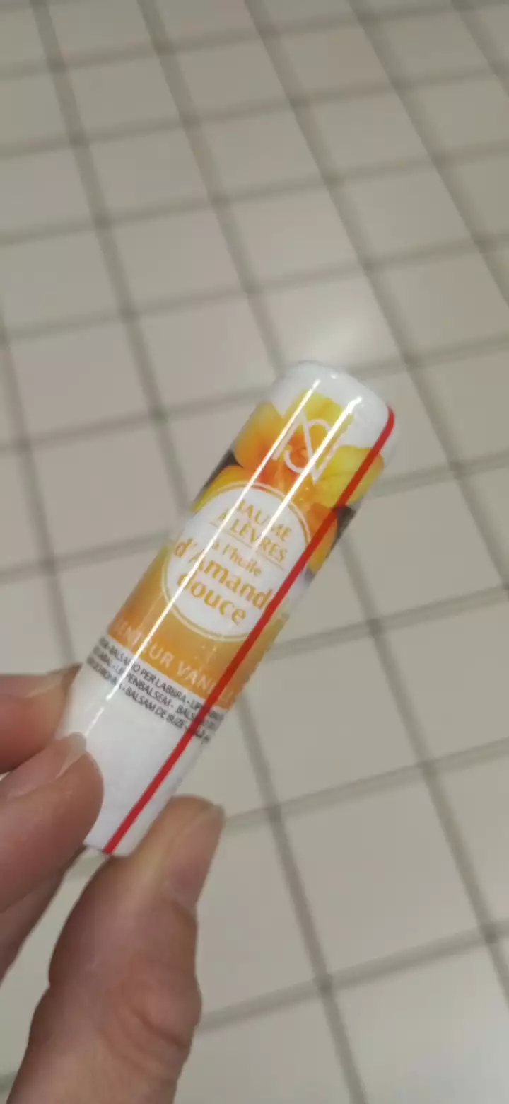EUROP COSMETICS - Baume à lèvres à l'huile d'amande douce senteur vanille