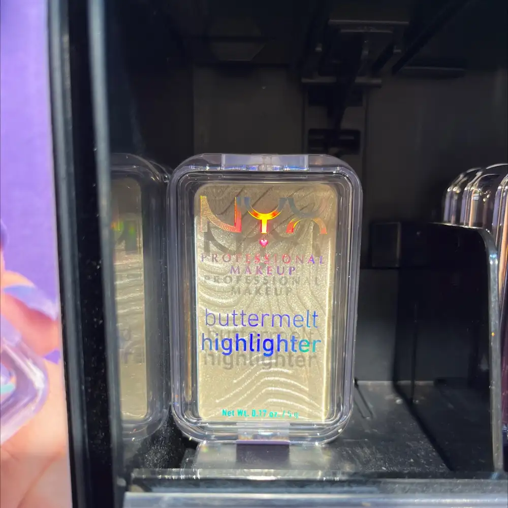 NYX - Buttermelt highlighter champagne clair