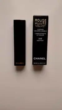 CHANEL - Le rouge velours lumineux 548 abstrait