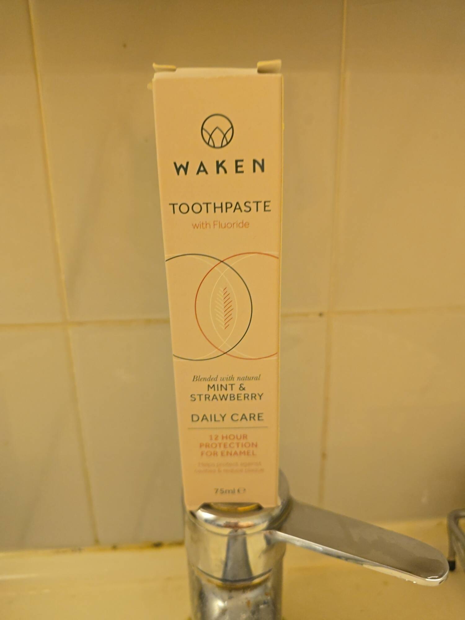 WAKEN - Mint & strawberry - Toothpaste with fluoride