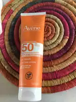 EAU THERMALE AVÈNE - Texture innovation 100% Invisible - Lait solaire SPF50