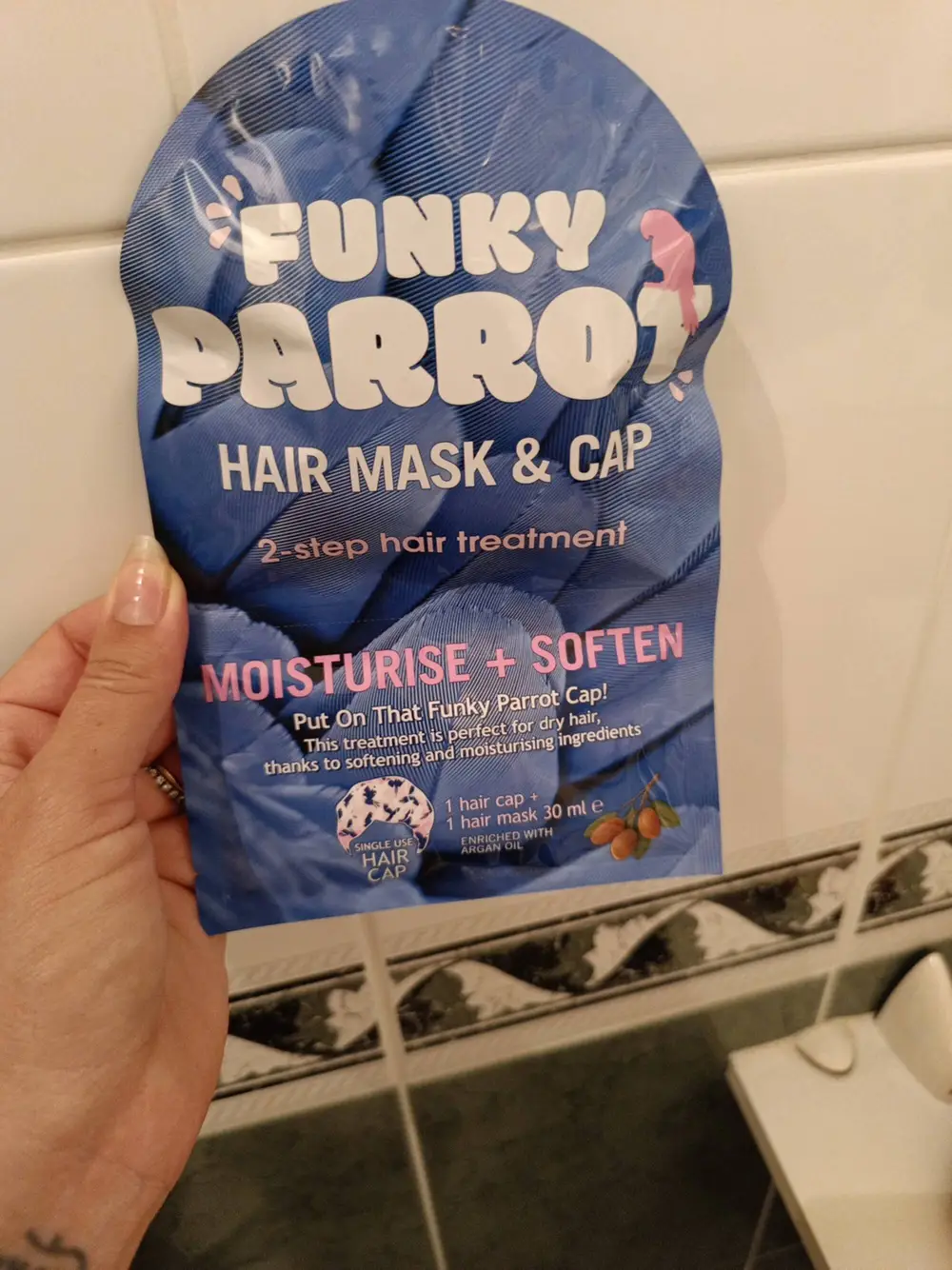 MAXBRANDS MARKETING B.V. - Funky parrot - Hair mask & cap