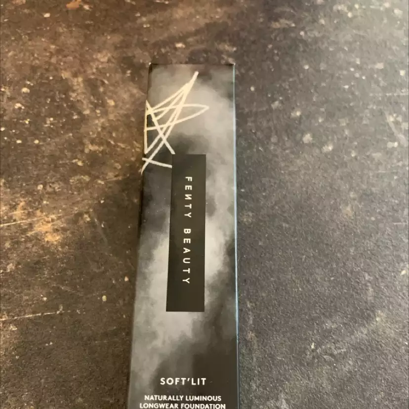 FENTY BEAUTY - Soft’lit - Longwear foundation