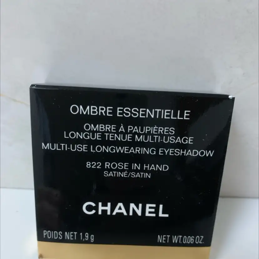 CHANEL - Ombre essentielle - Ombre à paupières 822 rose in hand