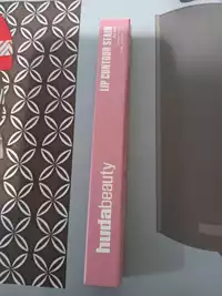 HUDA BEAUTY - Lip contour stain