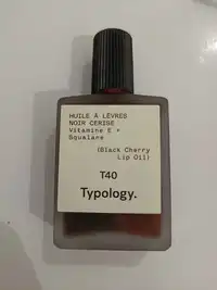 TYPOLOGY - T40 - Huile à lèvres noir cerise