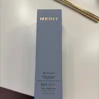 MERIT BEAUTY - The uniform - Fluide solaire minéral teinté SPF50