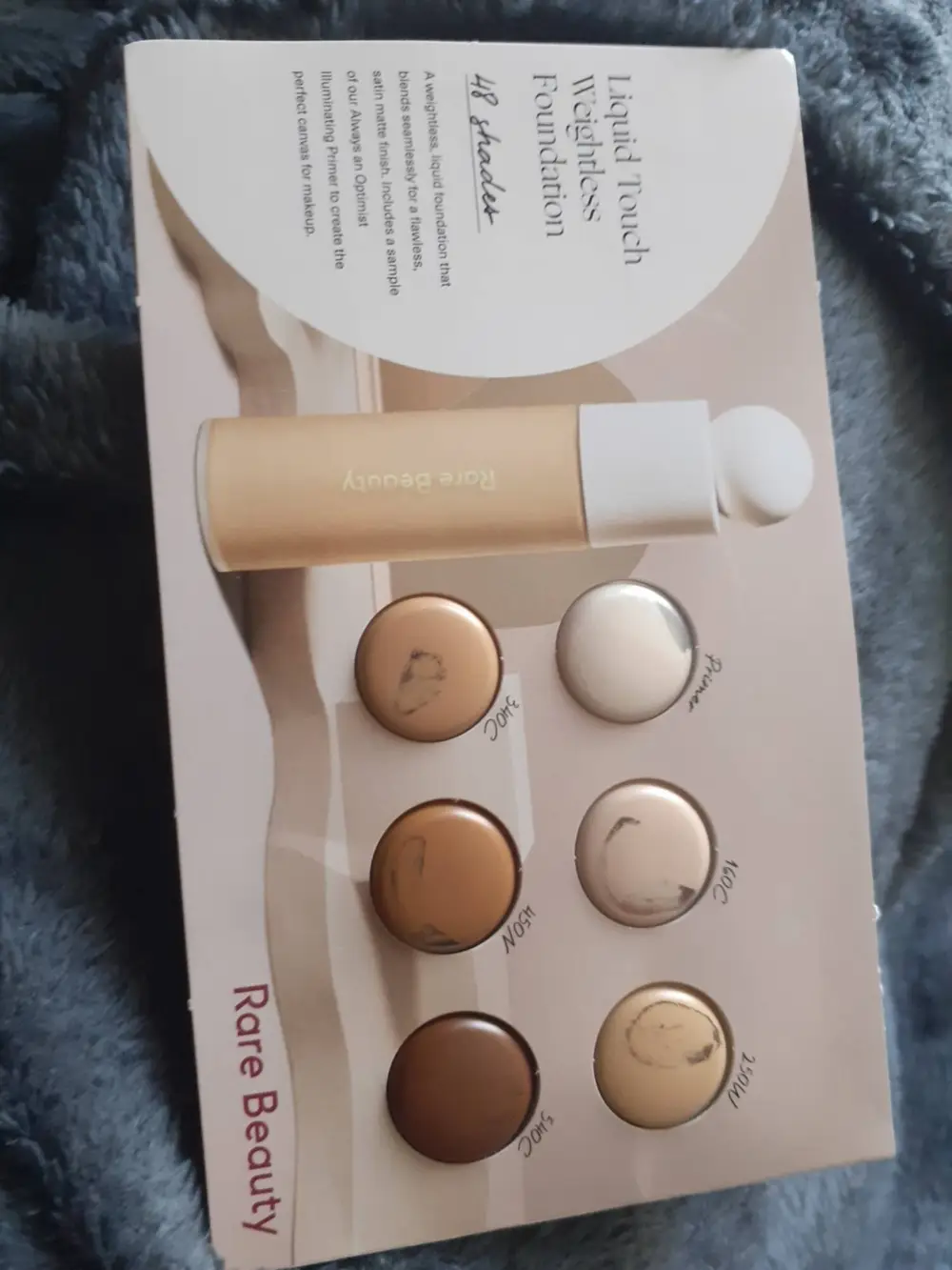 RARE BEAUTY - Liquid touch weightless foundation 