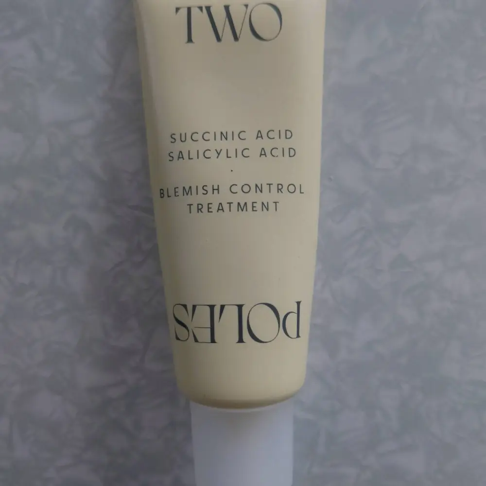 TWO POLES - Blemish control treatment