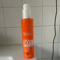 EAU THERMALE AVÈNE - Spray solaire texture innovation 100% invisible SPF50
