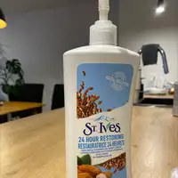 ST IVES - Lotion corporelle à l'huile d'amande et à l'huile de graines de lin