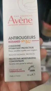 EAU THERMALE AVÈNE - Eau thermale Rosamed SPF 50+ - Antirougeurs