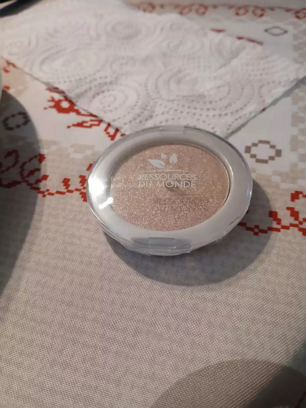 RESSOURCES DU MONDE - Ombre à  paupières n° 04 beige velouté
