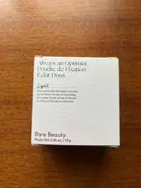 RARE BEAUTY - Poudre de fixation éclat doux