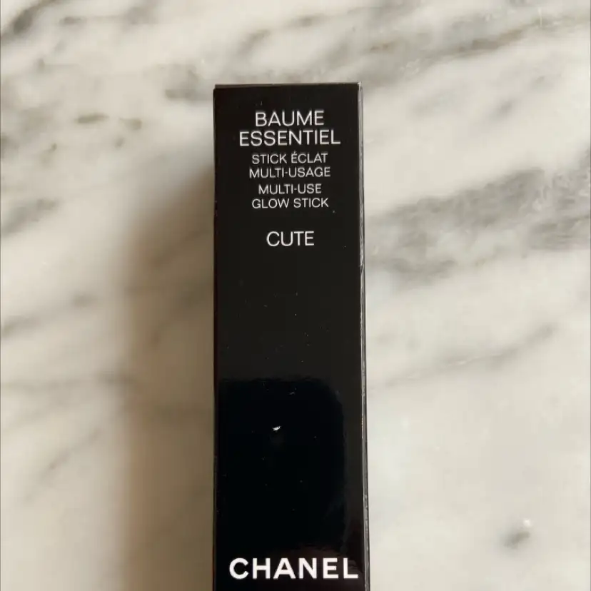 CHANEL - Baume essentiel cute