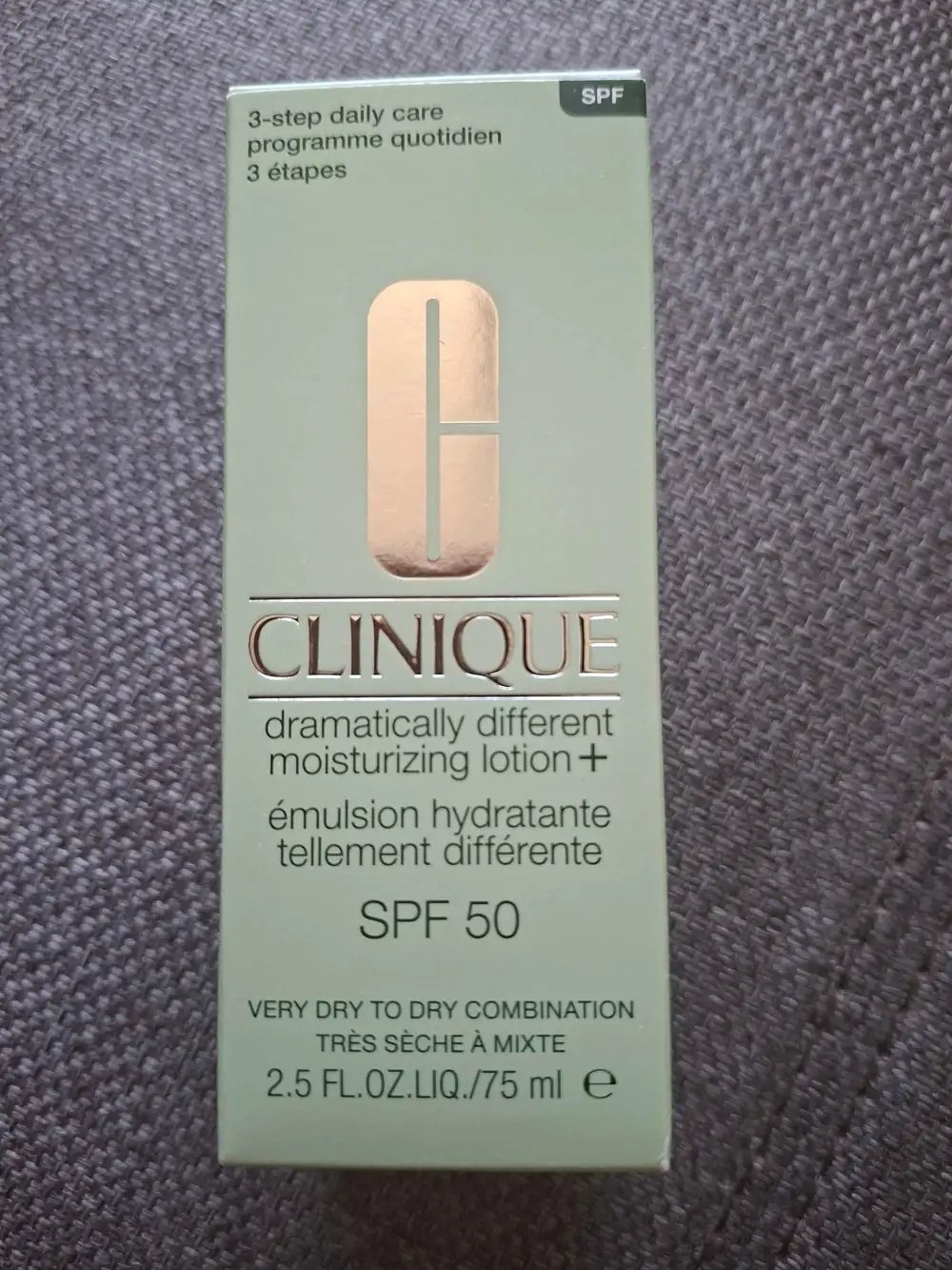 CLINIQUE - Émulsion hydratante tellement différente spf50