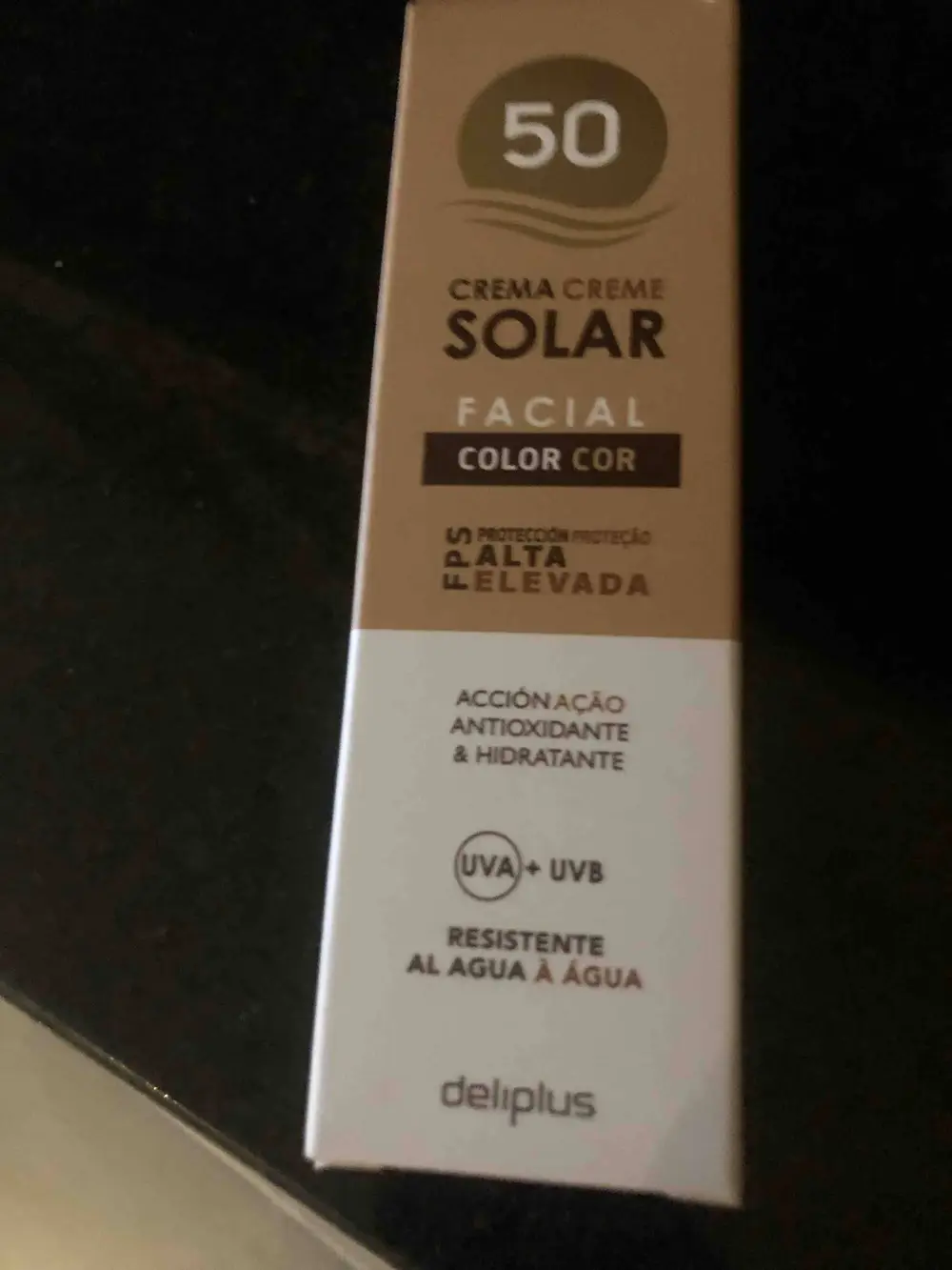 DELIPLUS - Crema solar facial color FPS 50