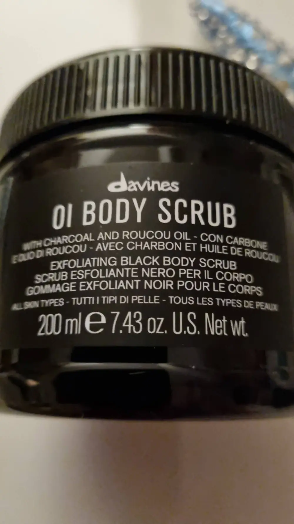 DAVINES - 01 Body scrub with charcoal and roucou oil