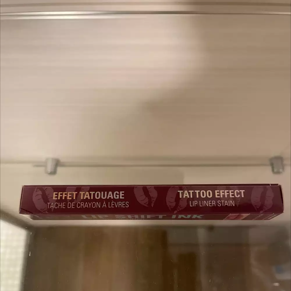 REVOLUTION - Effet tatouage - Tache de crayon à lèvres 