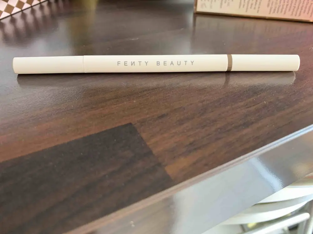 FENTY BEAUTY - Crayon à sourcils 