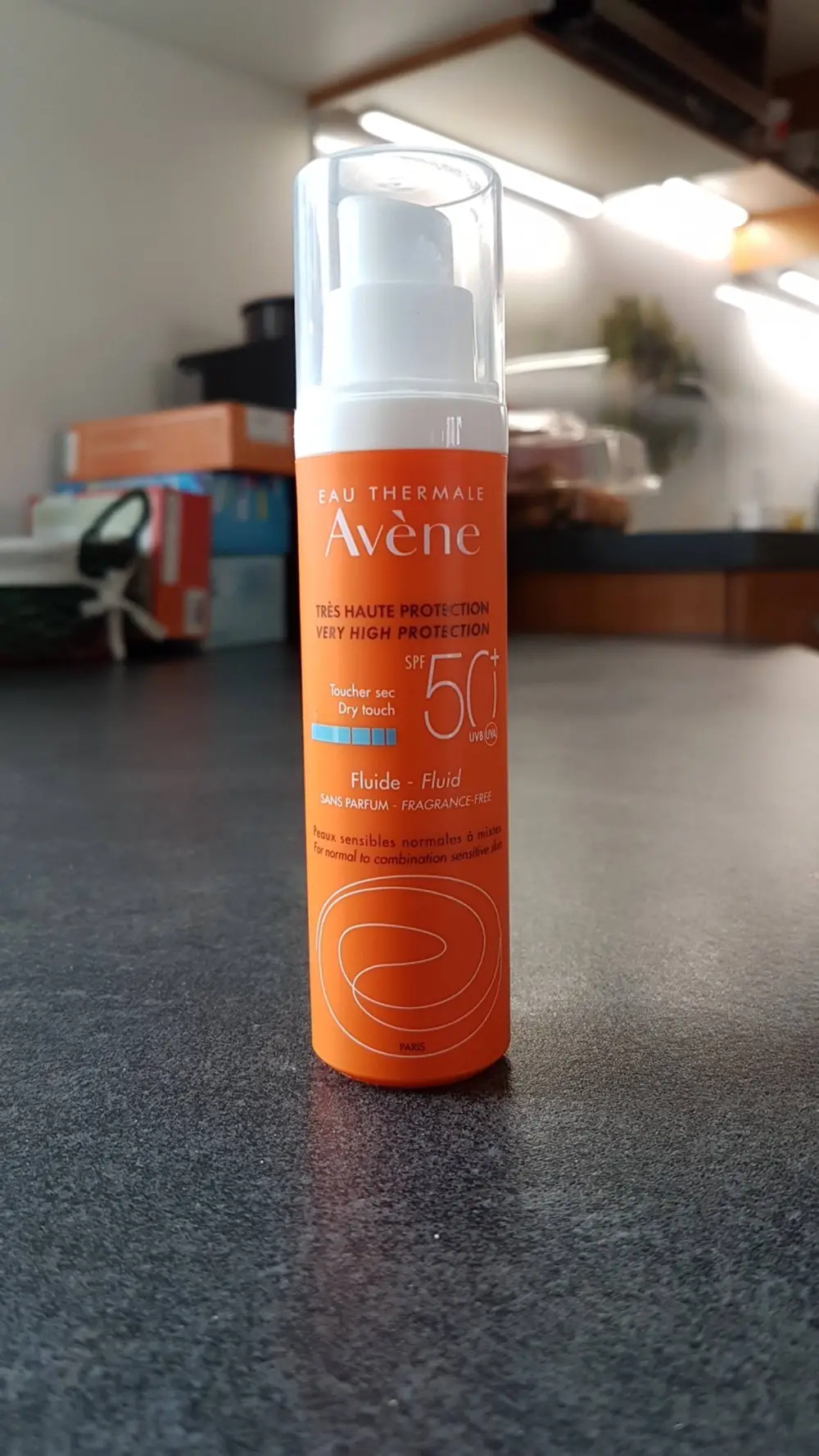 AVÈNE - Eau thermale - Toucher sec - Très haute protection SPF 50+