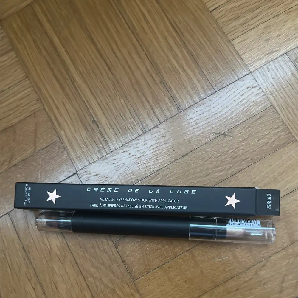 CRÈME DE LA CUBE - Fard à paupières métallisé en stick avec applicateur