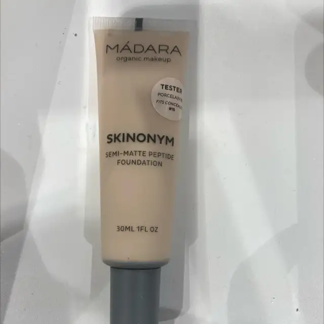 MÁDARA - Skinonym - Semi-matte peptide foundation