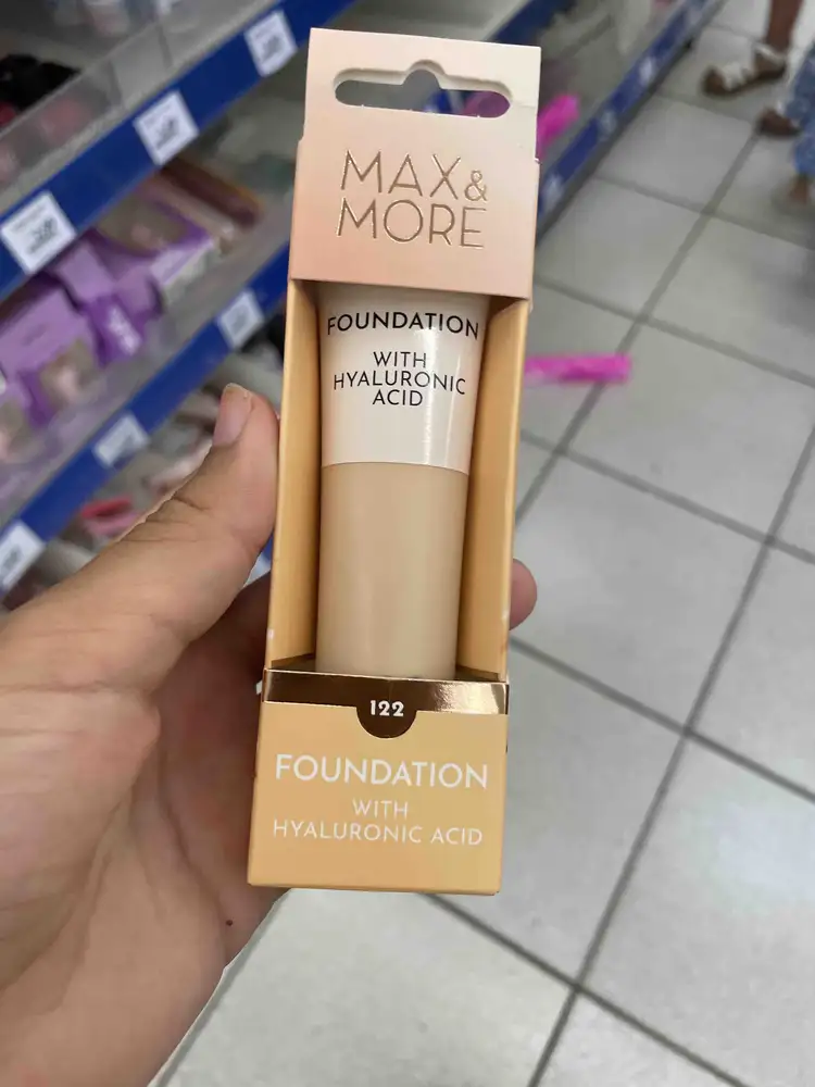MAX & MORE - Foundation with hyaluronic acid 122