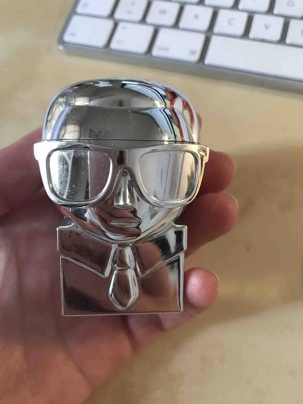KARL LAGERFELD -  Un baume labial à son effigie