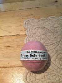 NACOMI - Fizzing bath bomb - Sweet raspberry cupcake