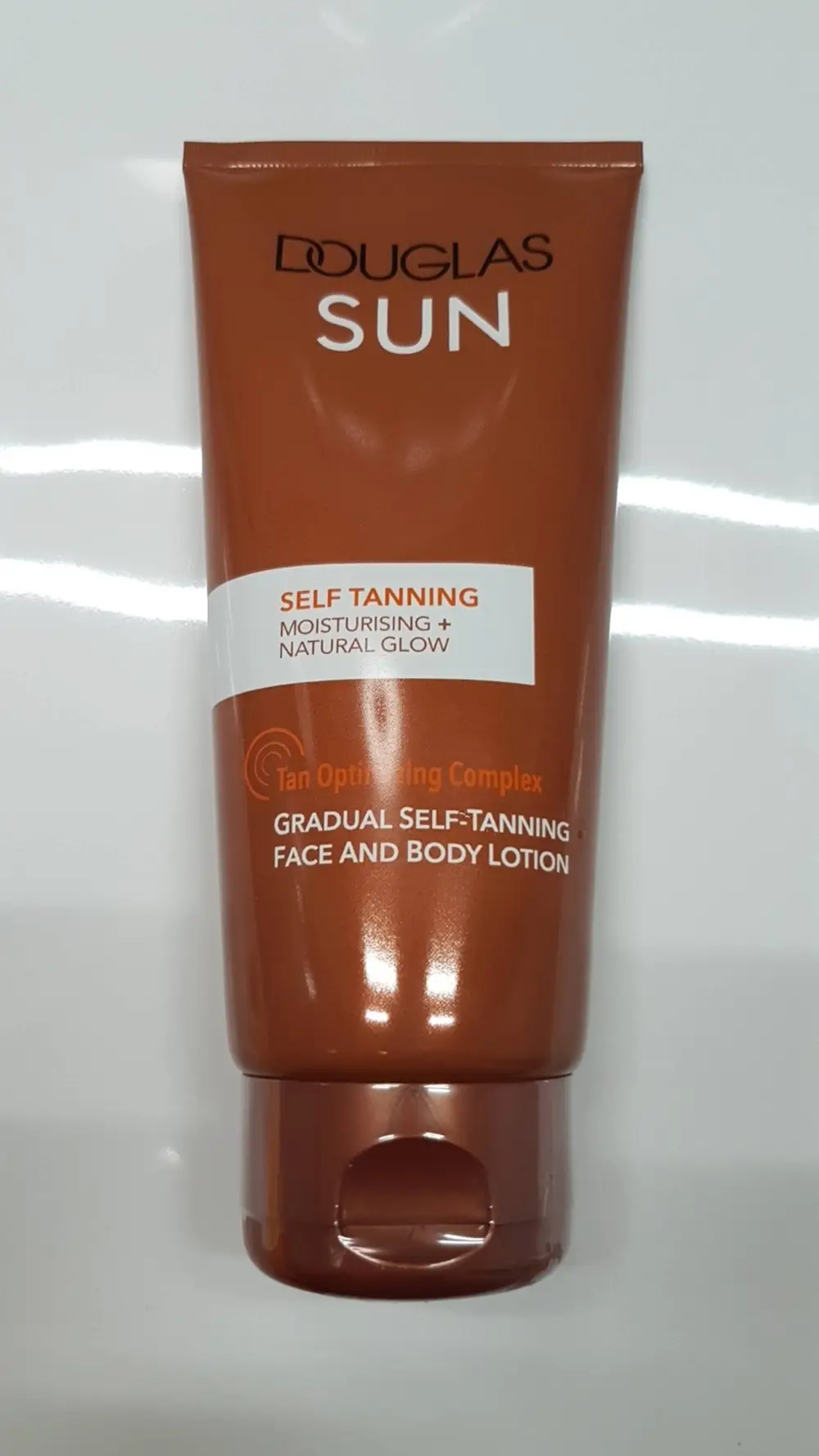 DOUGLAS - Self tanning - Gradual self-tanning face and body lotion