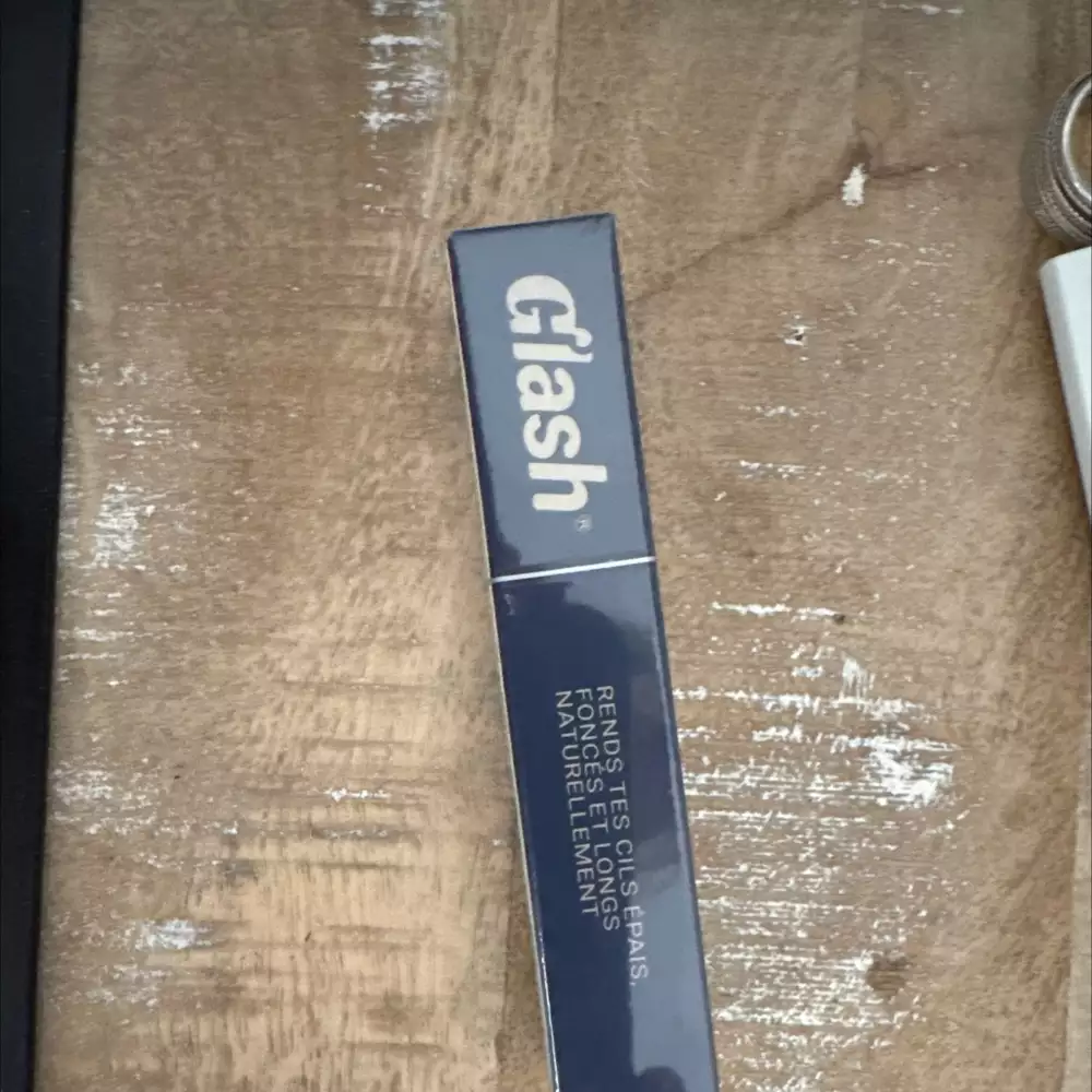 GLASH - Rends tes cils épais foncés et longs - Le sérum