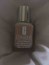 CLINIQUE - Teint de soie effet peau nue SPF 15