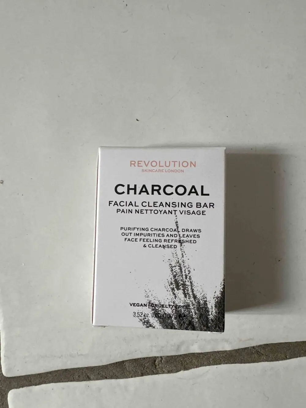 REVOLUTION SKINCARE LONDON - Charcoal pain nettoyant visage