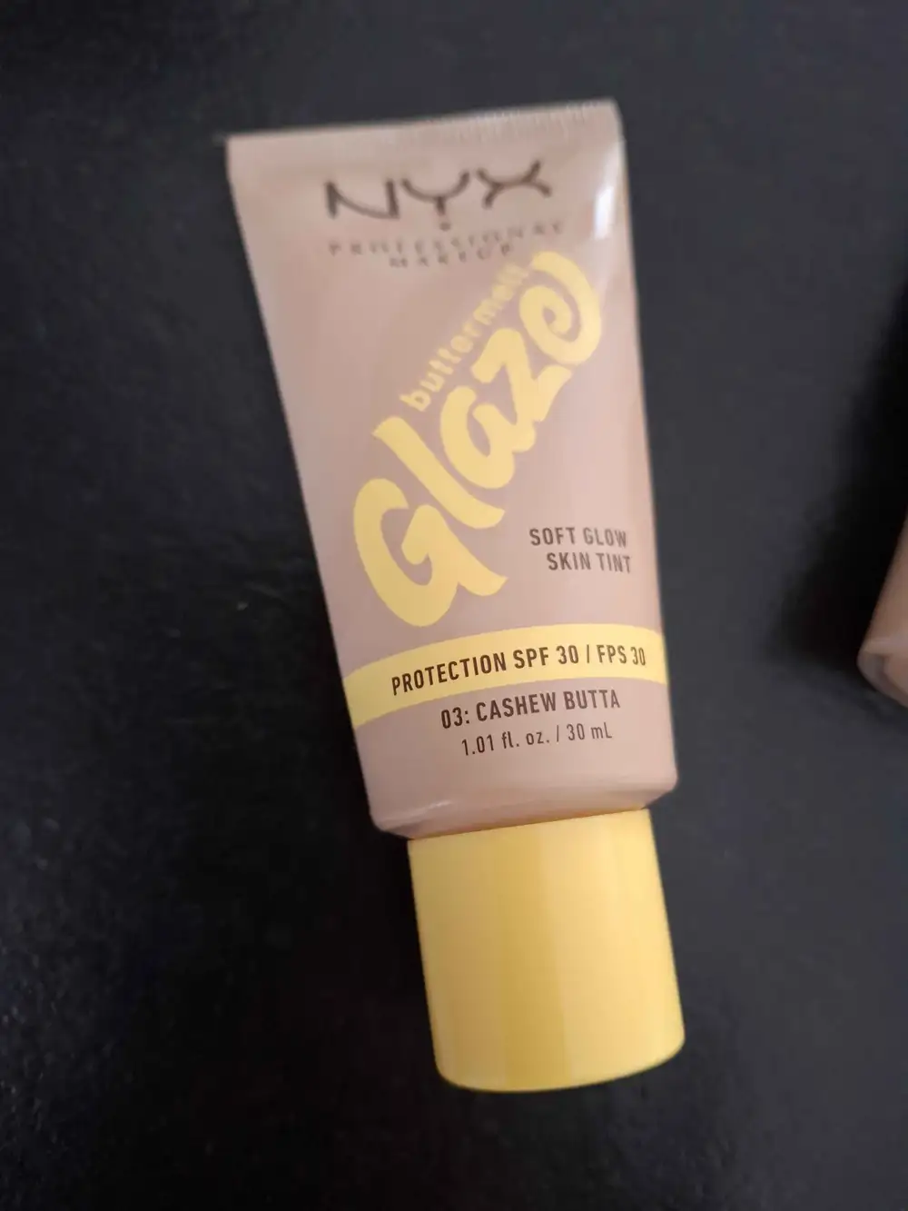 NYX - Buttermelt glaze - Soft glow skin tint  03: cashew butta SPF 30