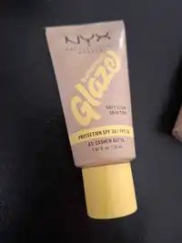 NYX - Buttermelt glaze - Soft glow skin tint  03: cashew butta SPF 30