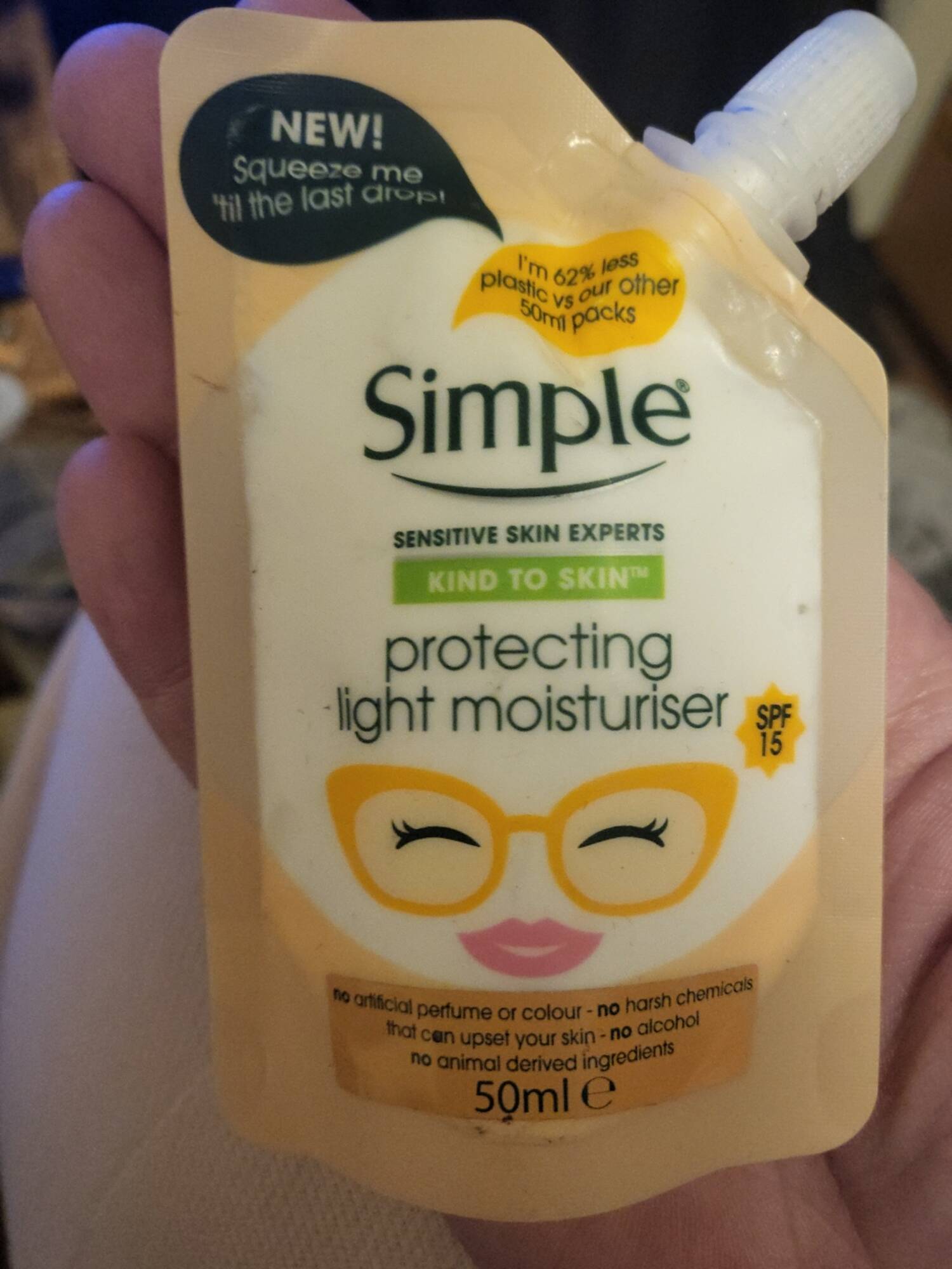 SIMPLE - Kind to skin - Protecting light moisturiser SPF 15