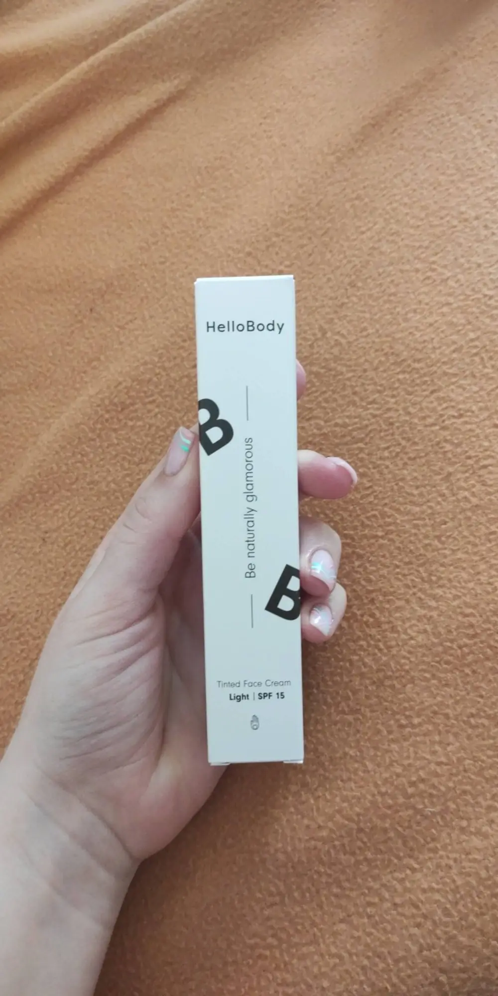 HELLOBODY - Be naturally glamorous - Tinted face cream light SPF 15