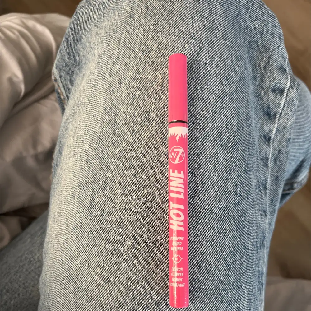 W7 - Hot line - Crayon à lèvres liquide repulpant 