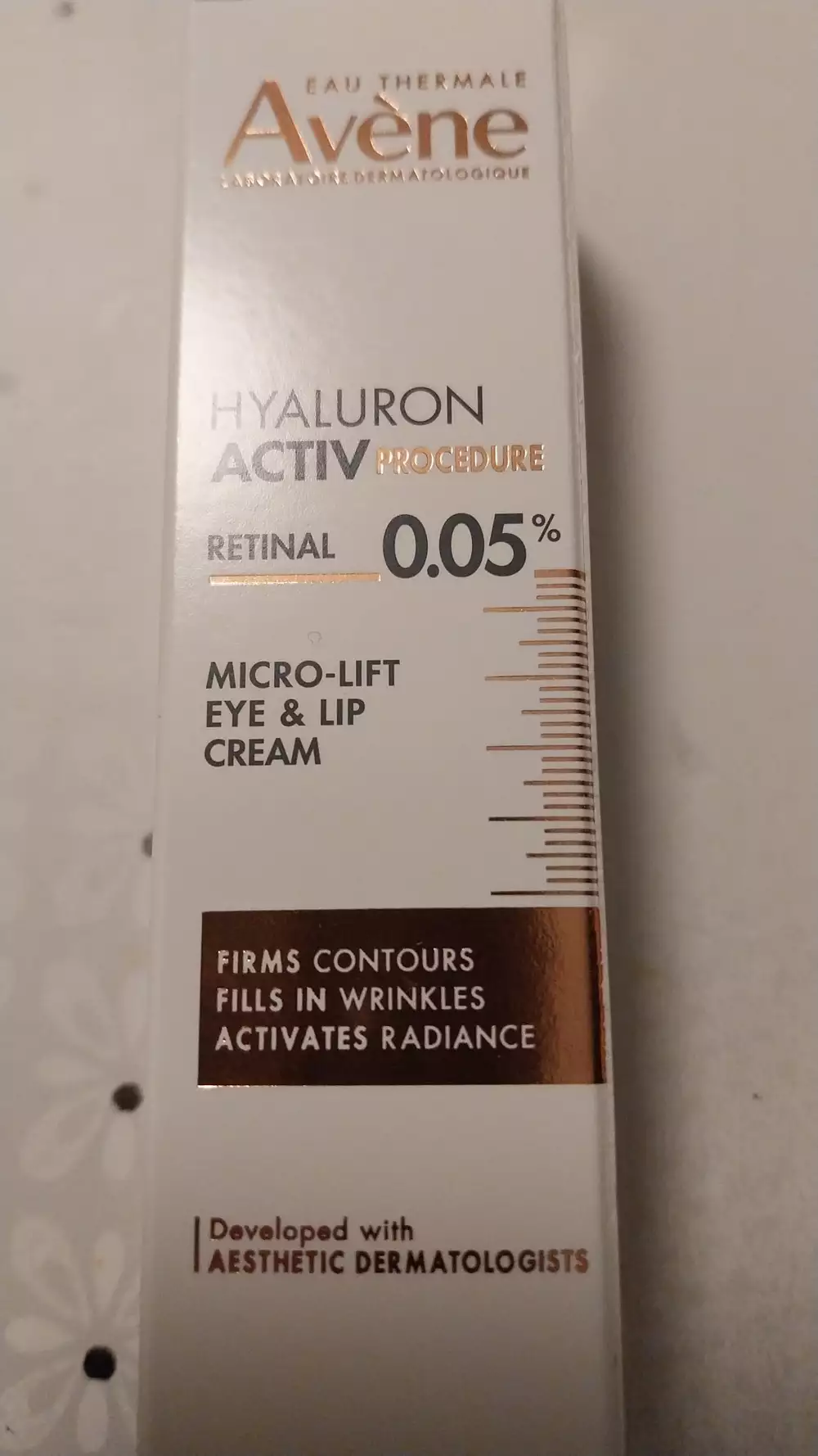 EAU THERMALE AVÈNE - Hyaluron activ procedure - Micro-lift eye & lip cream