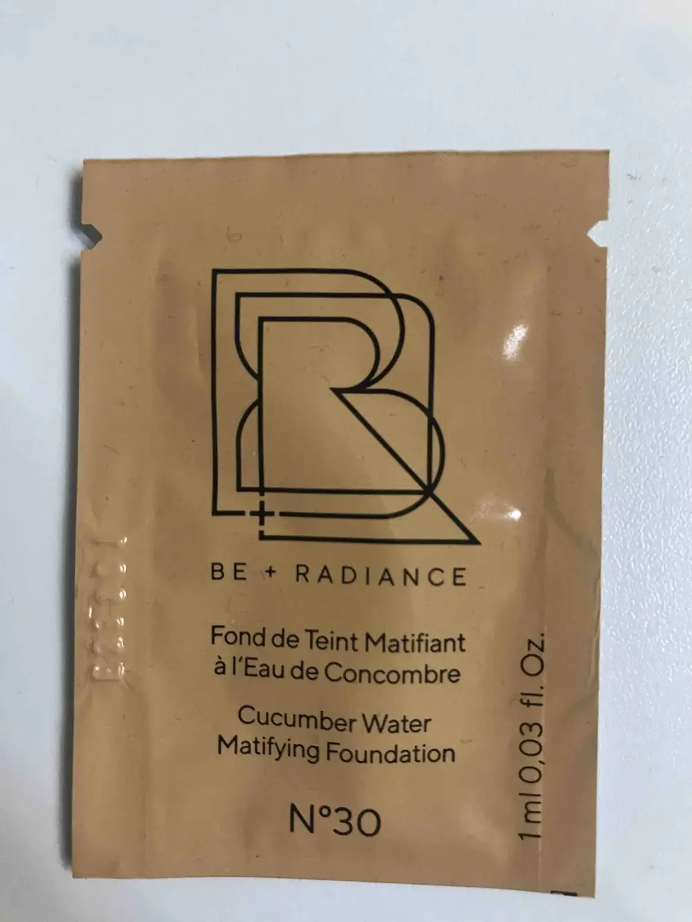 BE + RADIANCE - Fond de teint matifiant à l'eau de cocombre N°30