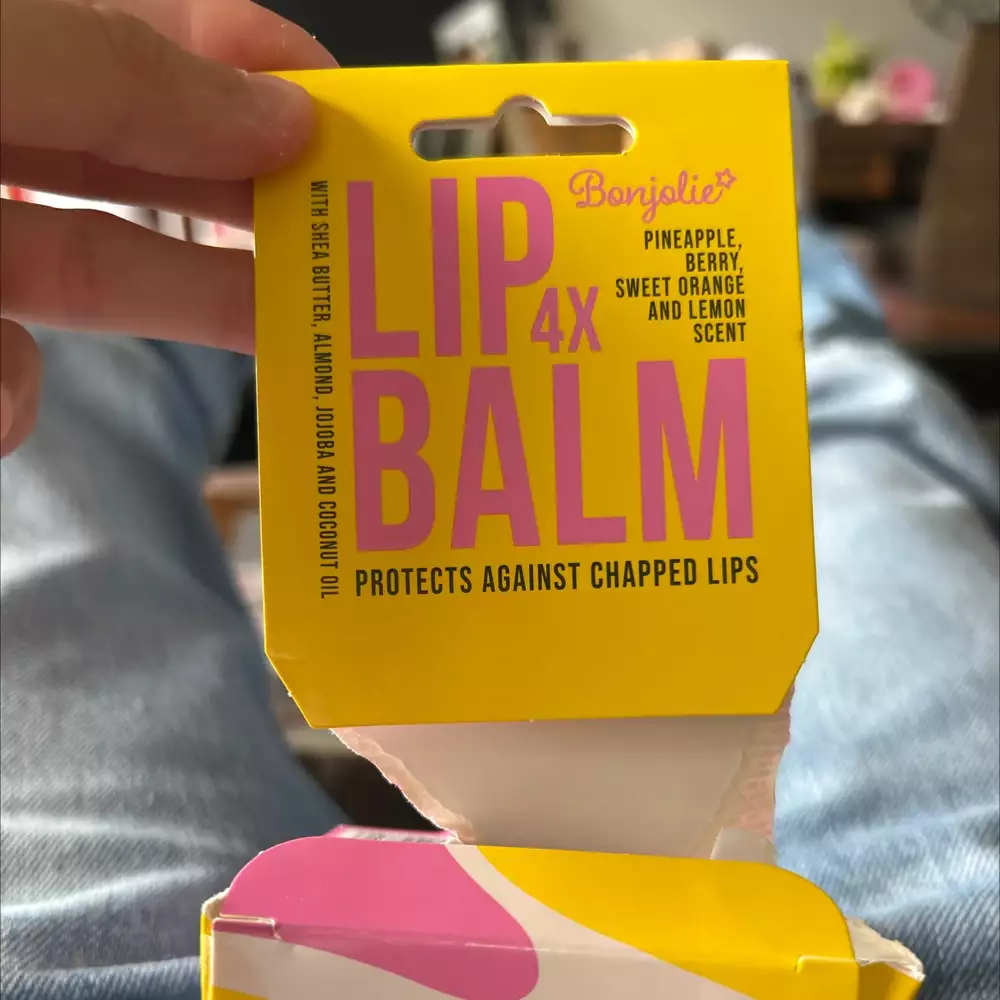 BONJOLIE - Lip balm protects against chapped lips