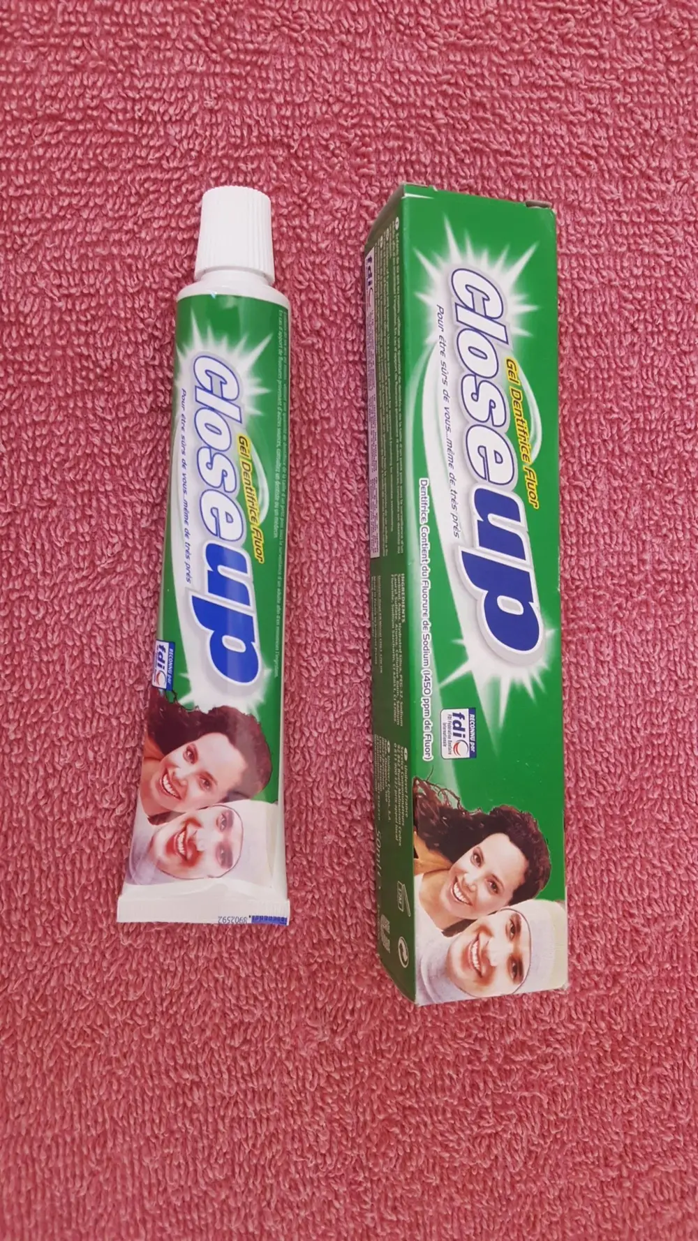 CLOSE UP - Gel dentifrice fluor