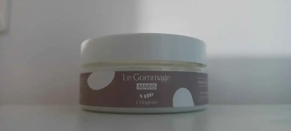 L'ONGLERIE - Le gommage mains 