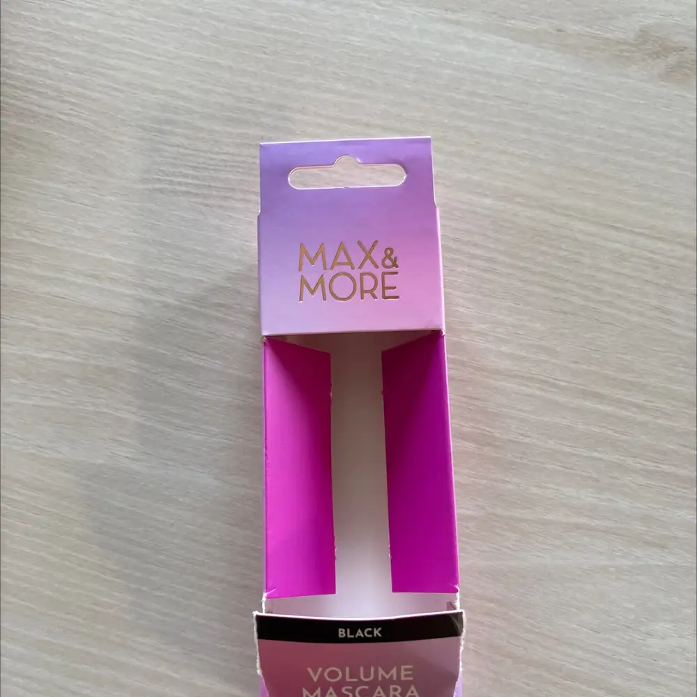 MAX & MORE - Black volume mascara 