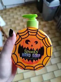 SENCE ESSENTIALS - Spooky - Hand soap pumpkin spice scent