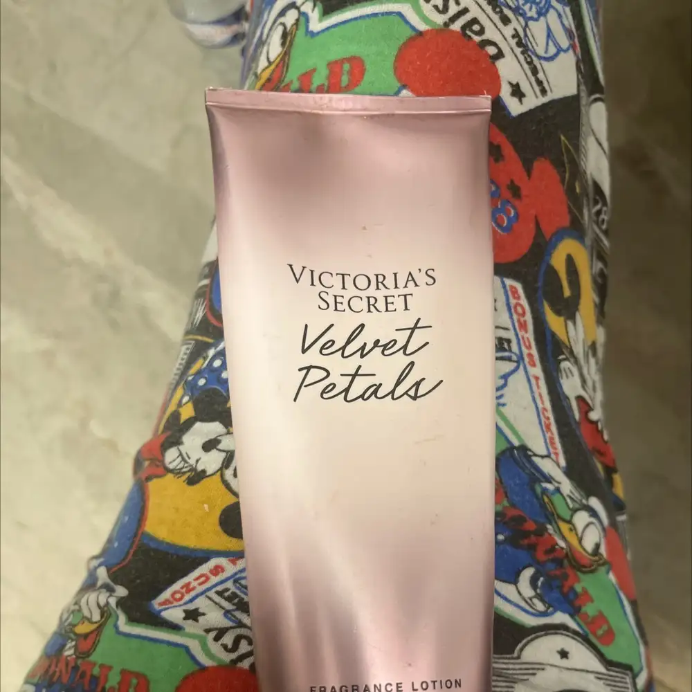 VICTORIA'S SECRET - Velvet Petals - Fragrance lotion