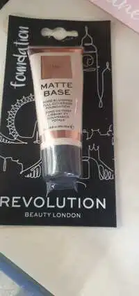 REVOLUTION BEAUTY LONDON - Matte base - Fond de teint lissant et couvrance totale